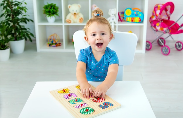 El niño aprende números en la mesa Enfoque selectivo