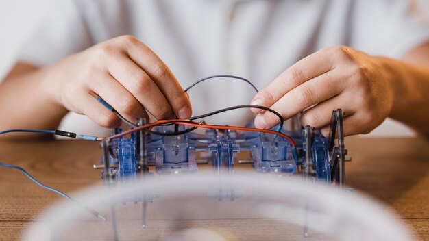 Niño aprendiendo acerca de los dispositivos eléctricos de cerca