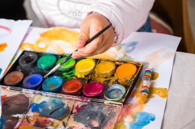 Niño aprendiendo a pintar con acuarelas