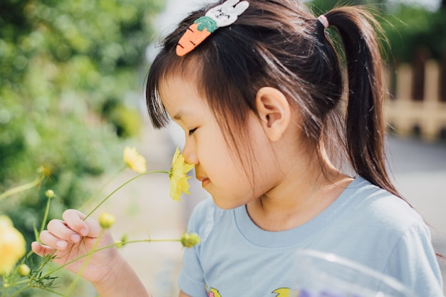 niño aprendiendo el sentido del olfato de la flor