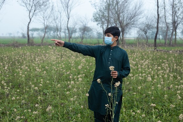 niño apuntando al campo