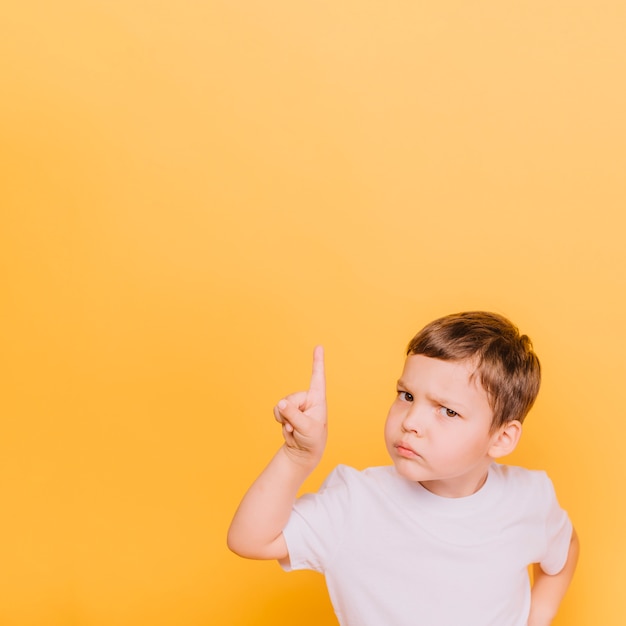 Foto niño apuntando hacía arriba