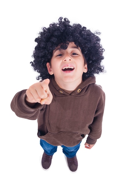 Foto niño apuntando a la cámara y sonriendo