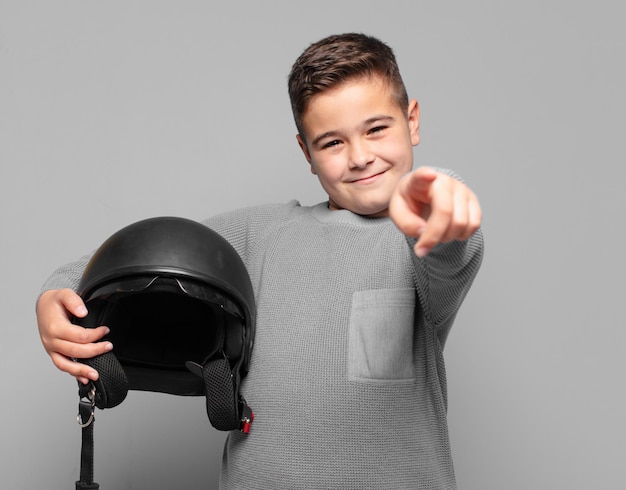 Niño apuntando o mostrando. concepto de casco de moto