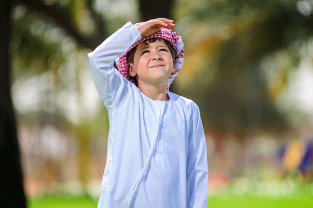 Niño árabe en el parque.