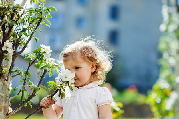 Niño en los árboles en flor