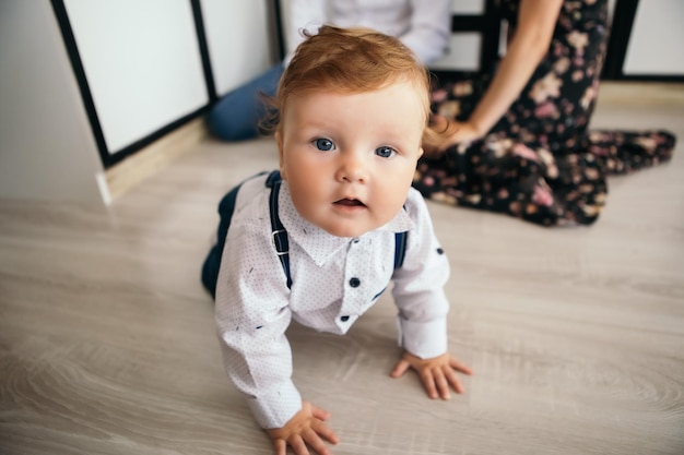 Niño arrastrándose por el suelo