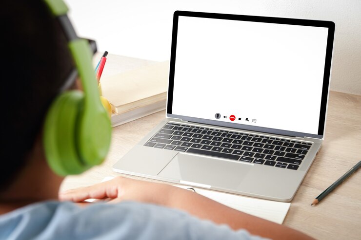 Foto un niño asiático aprende en línea desde casa a través de una aplicación de videollamadas en una computadora portátil.