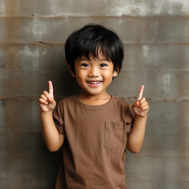 Un niño asiático con una camiseta en blanco vacía para la maqueta