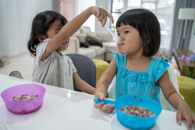 Niño asiático desayunando en la mañana