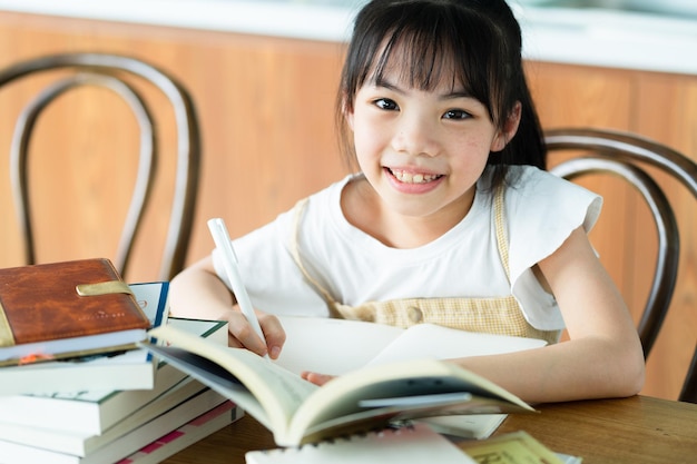 Niño asiático estudiando en casa