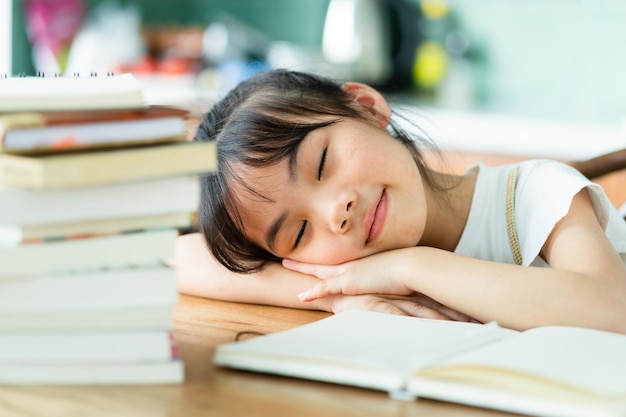 Niño asiático estudiando en casa