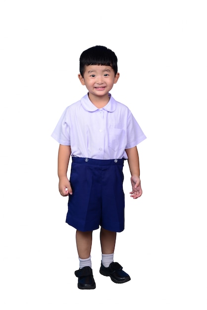 Niño asiático del estudiante en el uniforme escolar aislado con la trayectoria de recortes.