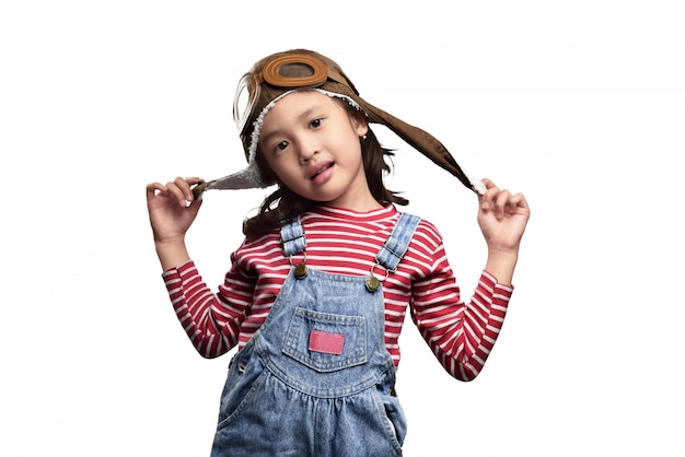 Niño asiático feliz con gorro y gafas de aviador