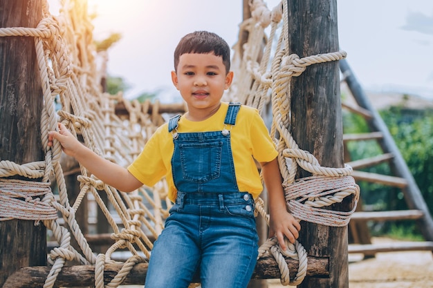 niño asiático, juego, en, patio de recreo