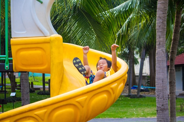 niño asiático jugando en el parque.