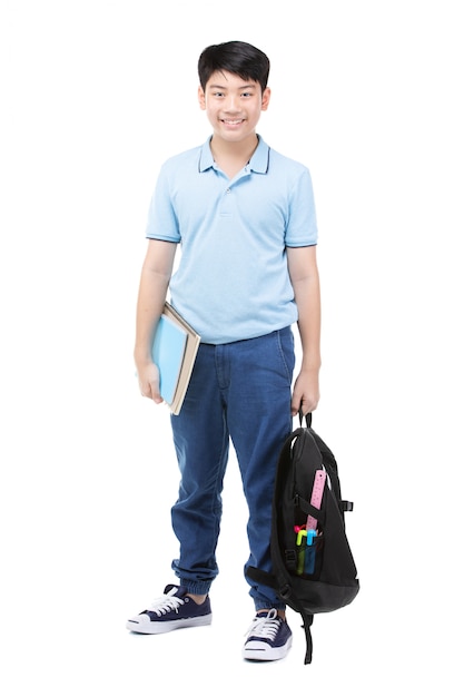 Niño asiático lindo con el cuaderno y la mochila de la escuela