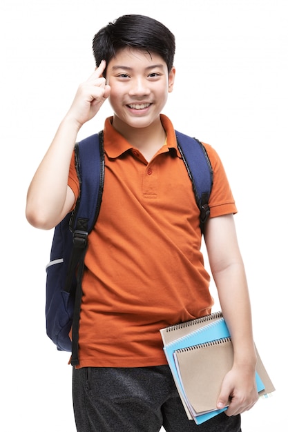 Niño asiático lindo con efectos de escritorio de la escuela en blanco.