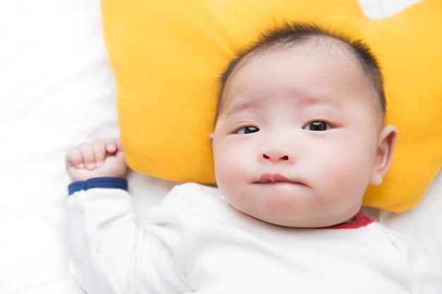 Niño asiático mira con asombro