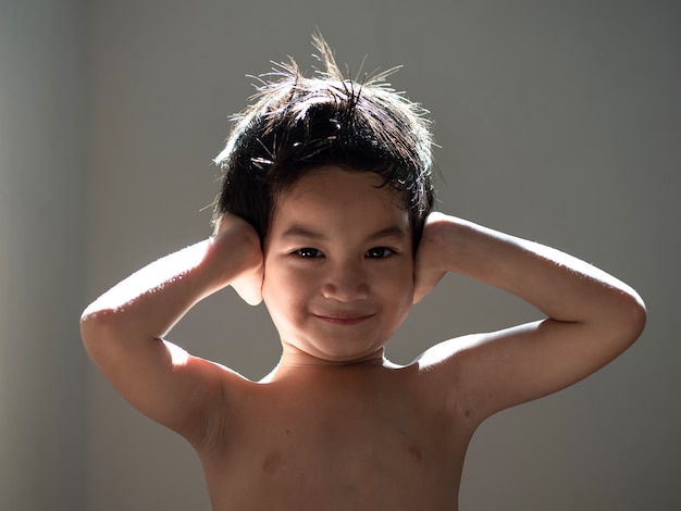 Niño asiático preescolar de 4 años en casa.