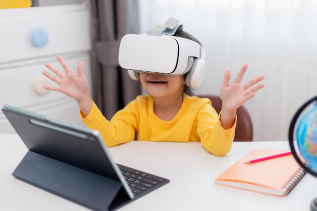 Niño asiático con realidad virtual VR Kid explorando el mundo virtual digital con gafas VR