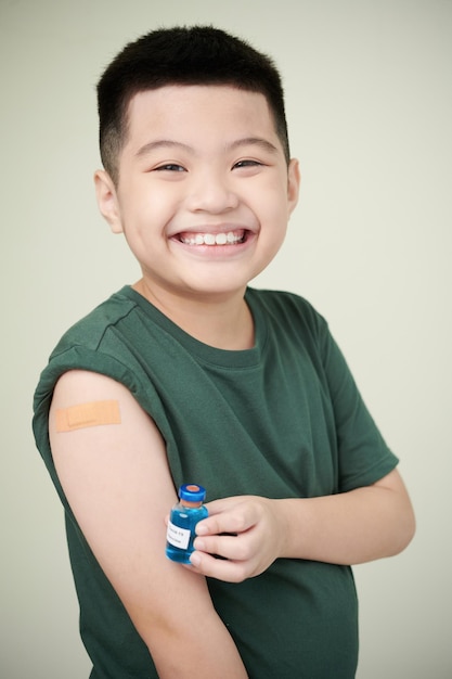 Niño asiático recibiendo vacunación