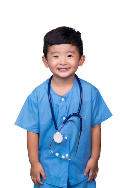 Niño asiático sonriente en el uniforme médico azul que sostiene el estetoscopio, trayectoria de recortes.