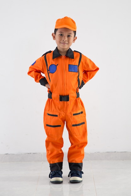 Niño Asiático con uniforme de técnico, ingeniero o astronauta