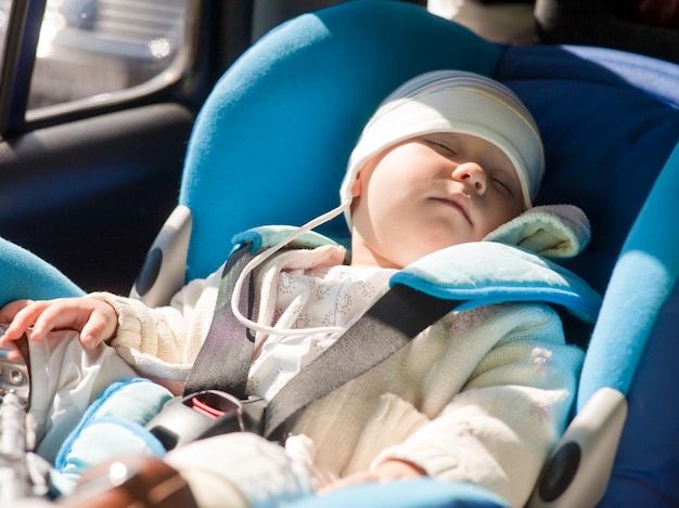 Niño en un asiento de coche