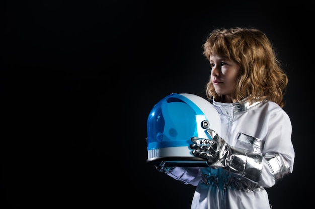 Niño astronauta en traje espacial con casco en negro