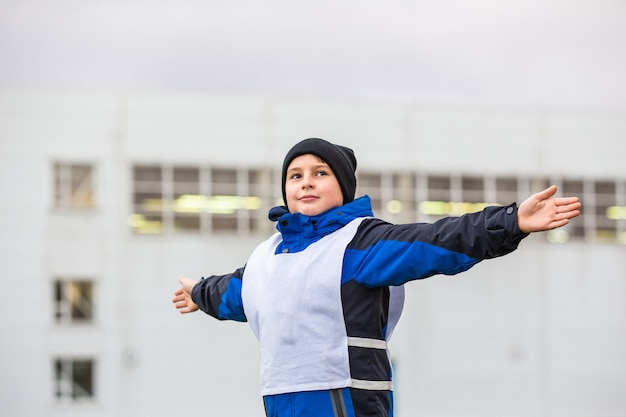 Foto un niño atleta en el estadio.