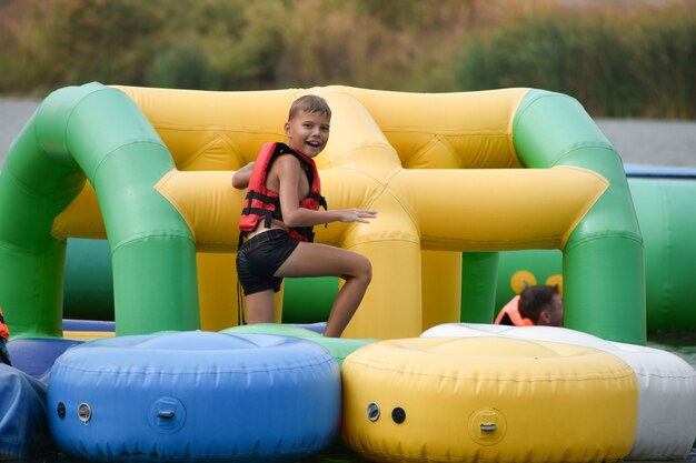 Niño en atracción de agua inflable