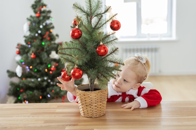 Niño con audífono de implante coclear en la sala de navidad espacio de copia tratamiento de la sordera y tecnologías médicas innovadoras