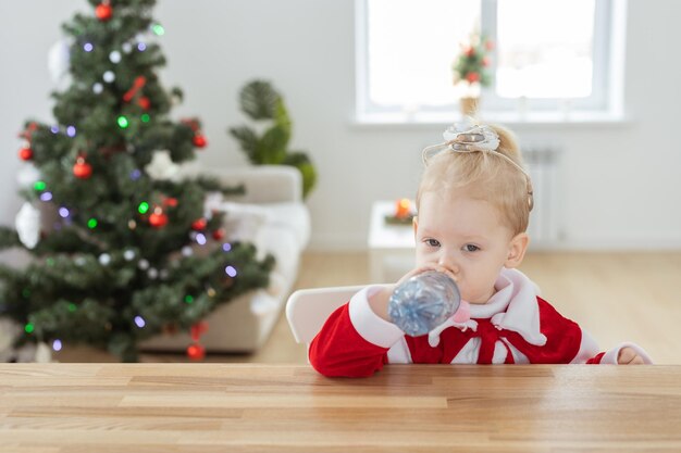 Niño con audífono de implante coclear en la sala de navidad espacio de copia tratamiento de la sordera y tecnologías médicas innovadoras