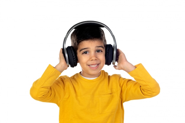 Foto niño con auriculares escuchando música