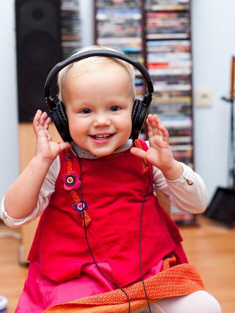 Niño con auriculares