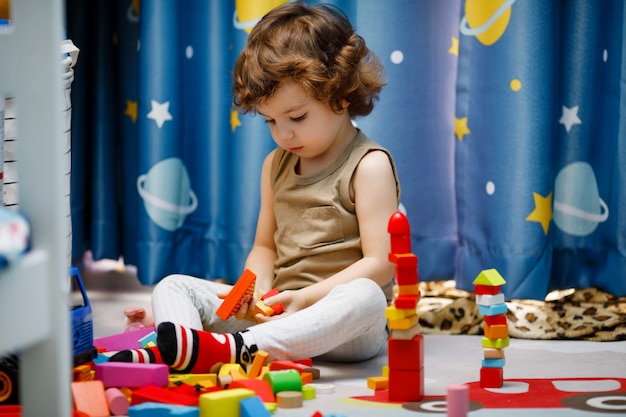 Niño autista jugando con cubos en casa