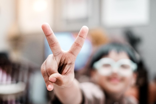 Foto un niño autista mostrando un gesto de paz