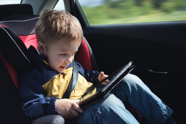 Niño en el automóvil con Tablet PC