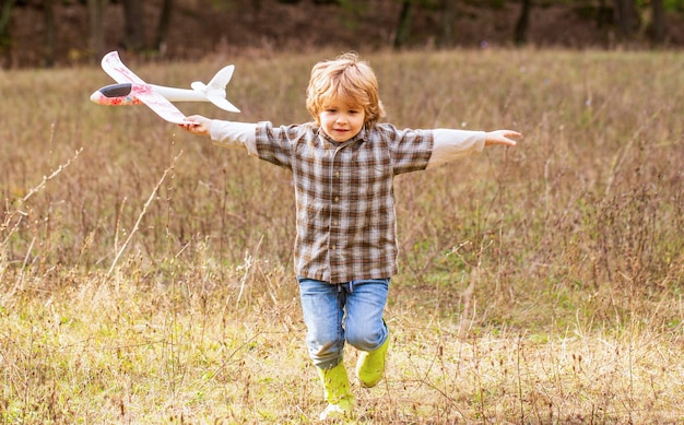 Niño con avión. El niño pequeño sueña con ser piloto.