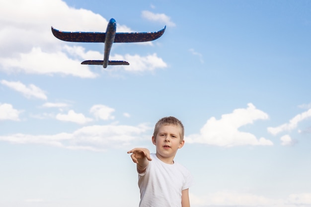 Niño con avión