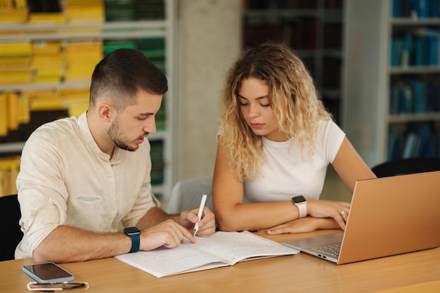 El niño ayuda a su novia a prepararse para el examen en el concepto de educación de la biblioteca pública