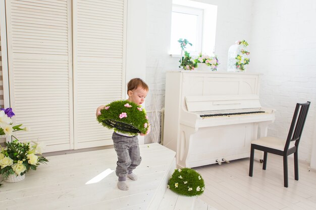 Niño ayudando a limpiar los juguetes en un jardín de infantes