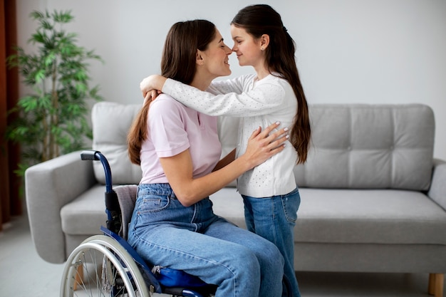 Foto niño ayudando a su madre discapacitada