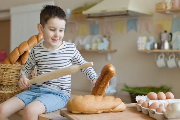 Niño con baguettes en cocina