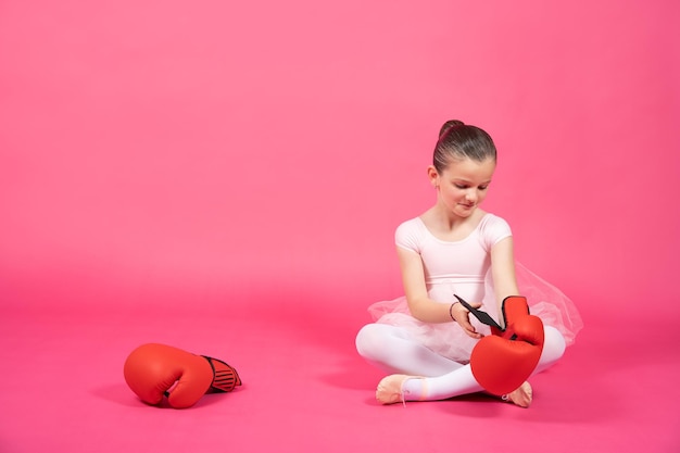 Niño bailarín de ballet aislado con guantes de boxeo