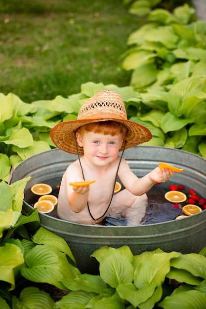 Un niño se baña en verano.