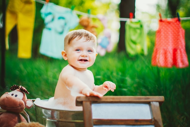 Niño bañándose en la pelvis