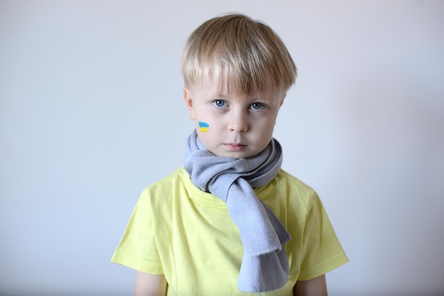 Un niño con la bandera de Ucrania