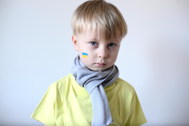 Un niño con la bandera de Ucrania